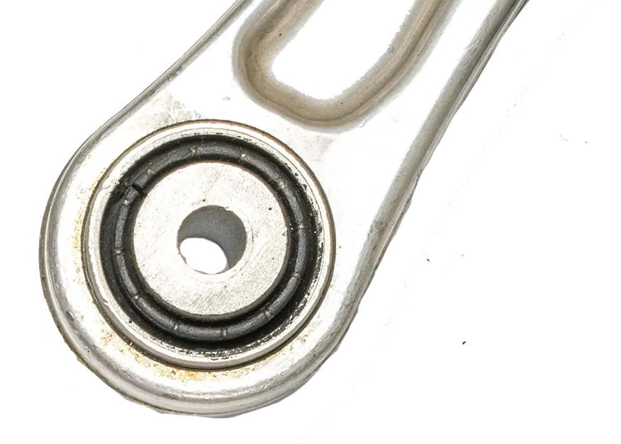 Weißes Autoteil. Satz neuer Metallteile.