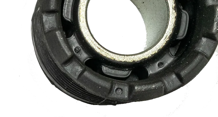 Weißes Autoteil. Satz neuer Metallteile.